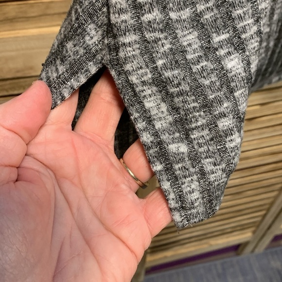 American Eagle Gray White Heathered Sweater Turtleneck Hi Low M - Picture 3 of 8